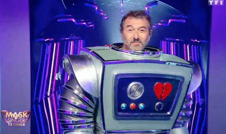 En 2020, il participe à la saison 2 de l’émission Mask Singer sur TF1 caché dans le robot.