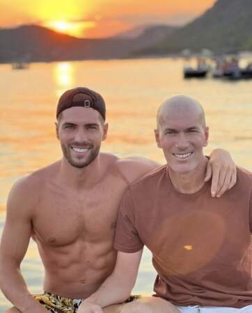 Deux autres sosies : Luca et Zinédine Zidane devant le coucher de soleil.