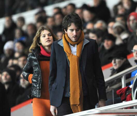 Antoine Arnault, le fils de Bernard Arnault, et sa compagne, la mannequin et actrice russe Natalia Vodianova, tentent de se frayer un chemin dans les tribunes.