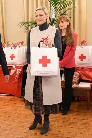 Elle est la présidente d'honneur de la Croix-Rouge d'Afrique du Sud.