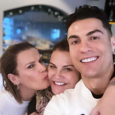 Cristiano Ronaldo a deux sœurs dont il est très proche, Katia (à droite) et Elma (à gauche).