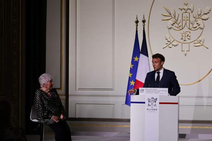 Line Renaud décorée de la Grand-croix de la Légion d'honneur par Emmanuel Macron, à l'Élysée, le 2 septembre 2022