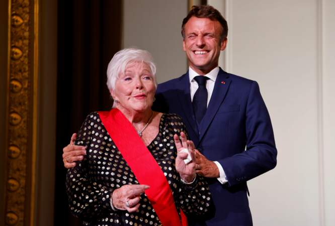 Emmanuel Macron hilare aux côtés de Line Renaud, à L'Élysée, le 2 septembre 2022