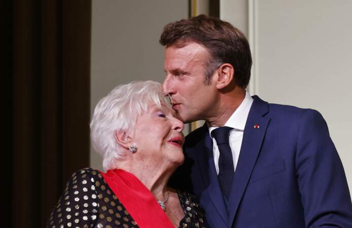 Emmanuel Macron embrassant Line Renaud sur le front