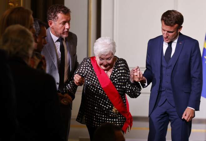Emmanuel Macron tenant Line Renaud par la main, après lui avoir remis la Grand-croix de la Légion d'honneur, le 2 septembre 2022