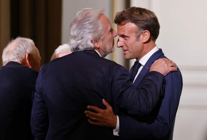 Pierre Arditi et Emmanuel Macron, à l'Élysée le 2 septembre 2022, lors de la décoration de Line Renaud