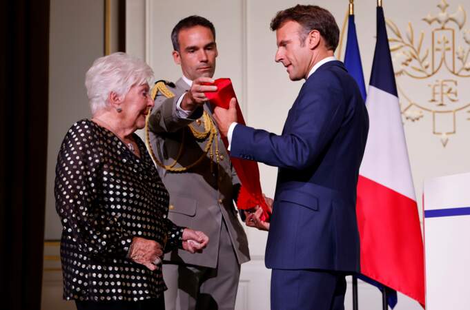 L'actrice de 94 ans Line Renaud décorée de la Grand-croix de la Légion d'honneur par Emmanuel Macron, à l'Élysée, le 2 septembre 2022