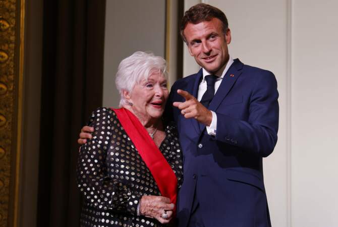 Line Renaud décorée de la Grand-croix de la Légion d'honneur par Emmanuel Macron, à l'Élysée, le 2 septembre 2022