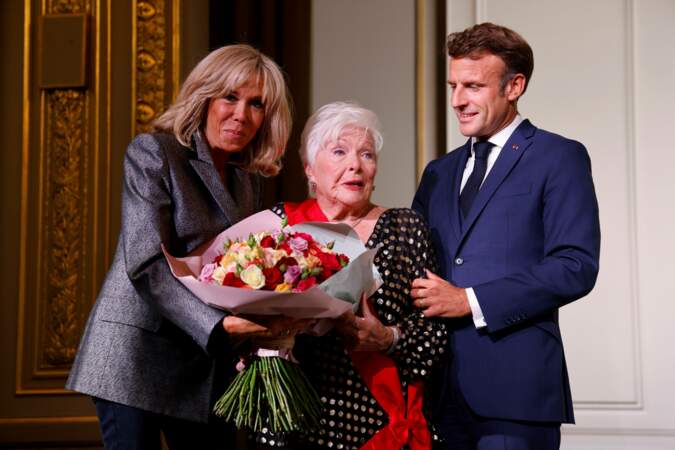 Line Renaud décorée de la Grand-croix de la Légion d'honneur par Emmanuel Macron, en présence de son épouse Brigitte, à l'Élysée, le 2 septembre 2022