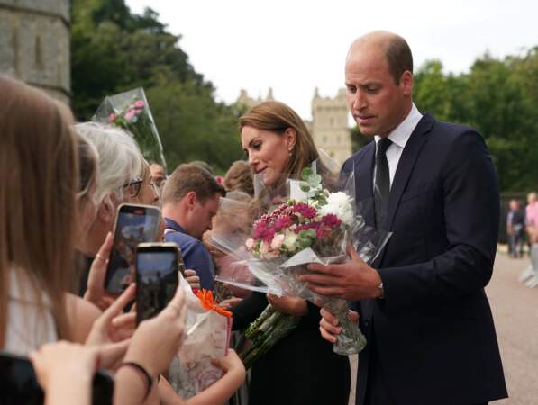 Kate Middleton et le prince William saluent la foule réunie devant le château de Windsor, samedi 10 septembre.