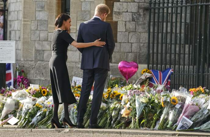 Meghan Markle soutient son époux, le prince Harry, devant les fleurs déposées par les Britanniques à Windsor, samedi 10 septembre, après le décès de la reine Elizabeth II.