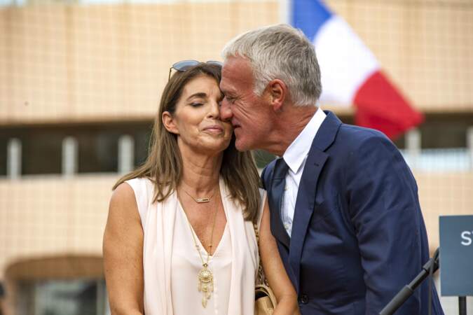 Le doux baiser lors de l'inauguration d'un stade au Cap-d'Ail