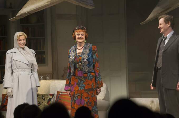 Angela Lansbury accompagnée de Janie Dee et Charles Edwards sur la scène du Gielgud Theater à Londres, en 2014