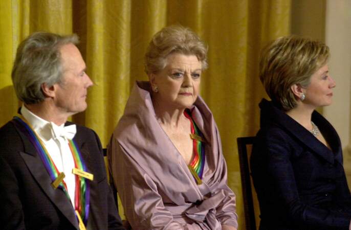 Angela Lansbury entourée de Clint Eastwood et Hilary Clinton - alors Première Dame - en 2000
