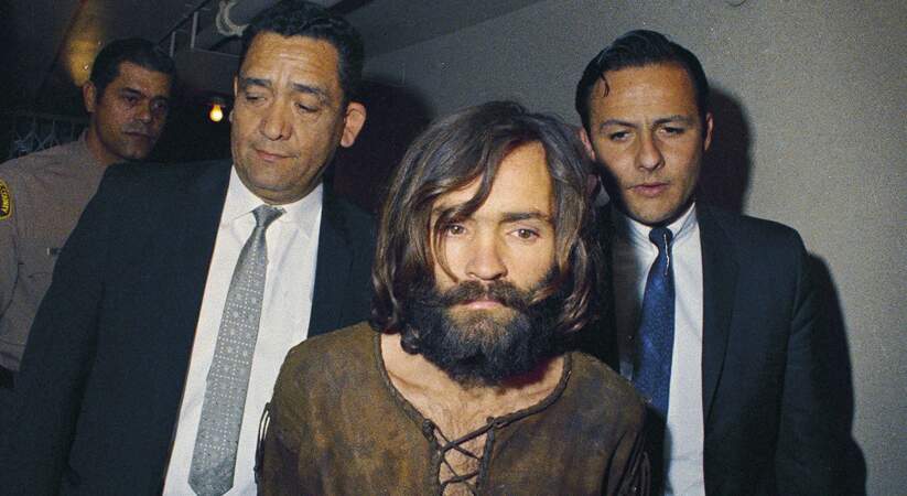 Charles Manson était à la tête d'une secte appelée la "Manson Family", dont plusieurs membres ont été responsables de l'assassinat de l'actrice Sharon Tate et de plusieurs de ses amis à Los Angeles en 1969.