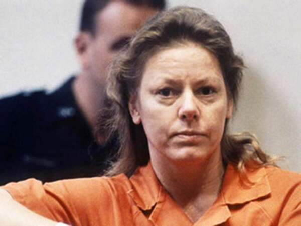 Aileen Wuornos est une tueuse en série américaine. Surnommée La Demoiselle de la Mort, elle a été condamnée à la peine de mort pour l'assassinat d'au moins sept hommes en Floride entre 1989 et 1990. 