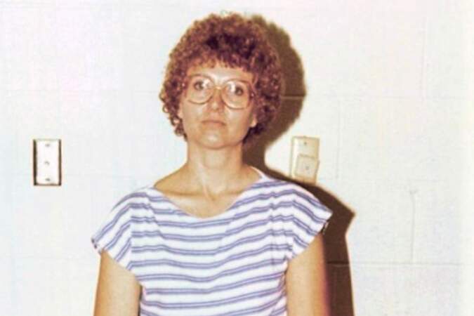 Candy Montgomery est une femme au foyer américaine qui a été accusée du meurtre de Betty Gore, la femme de son amant, qu'elle a assassiné à la hache.