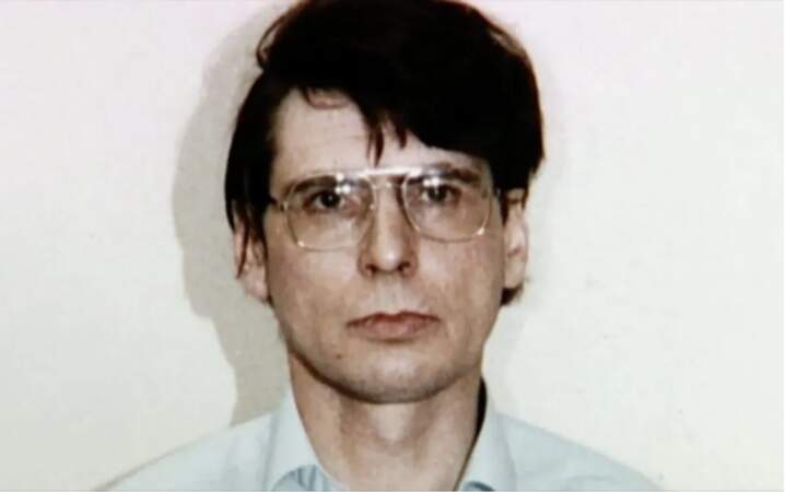 Dennis Andrew Nilsen est un tueur en série nécrophile britannique, qui aurait tué au moins 15 jeunes hommes.