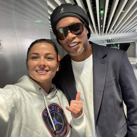Ronaldinho pose aussi avec la jeune femme