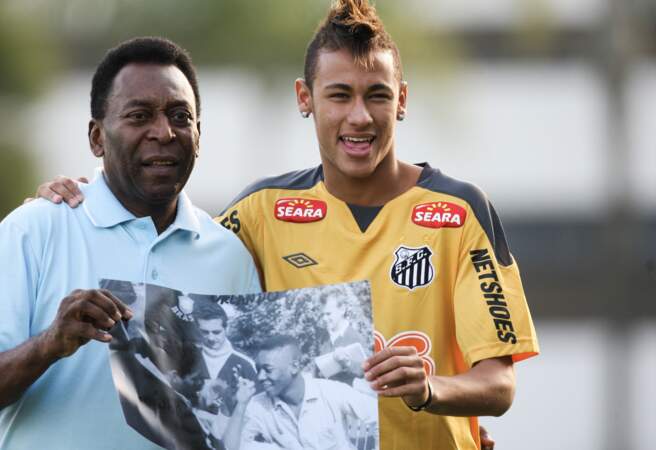 Pelé montre l'exemple au jeune Neymar...