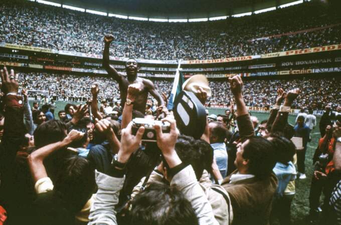Pelé porté en triomphe en 1970, après un nouveau sacre en finale du Mondial face à l'Italie