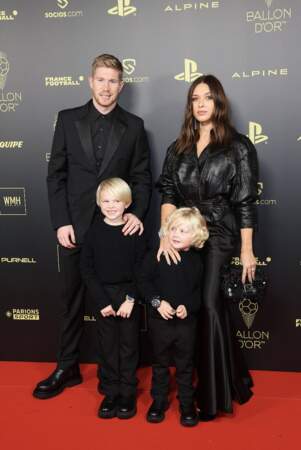 Le footballeur belge de Manchester City Kevin de Bruyne, accompagné de femme et enfants