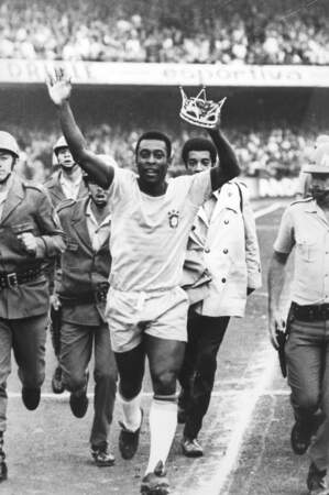 On le surnomme "Le Roi" Pelé, en raison de son immense carrière