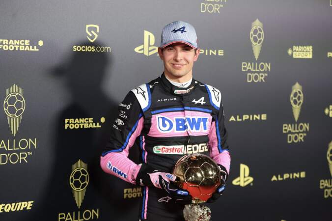 Le pilote de formule 1 Esteban Ocon a escorté le Ballon d'Or