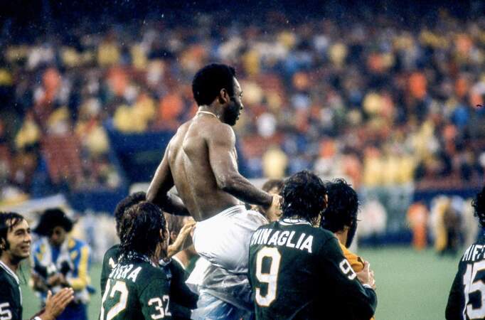 Pelé porté en triomphe lors de son dernier match, le 1er octobre 1977, au Giant Stadium