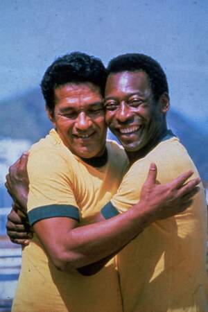 Pelé pose dans les bras de son grand ami Garrincha