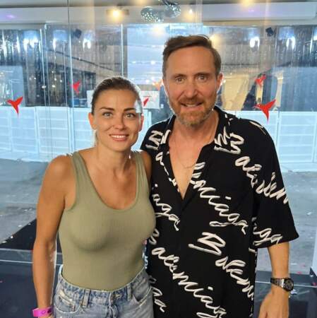 Elle qui adore Ibiza... Laure Boulleau pose avec David Guetta