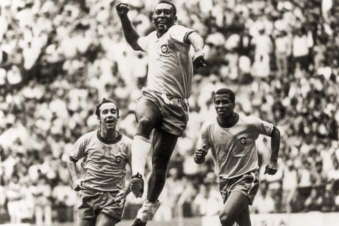 Le Brésilien Pelé est le plus jeune joueur à avoir remporté une Coupe du monde, à 17 ans et 249 jours (en 1958)