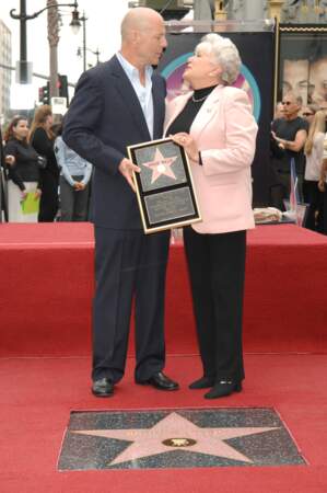 Bruce Willis accompagné de sa mère Marlène  lors de la remise de son étoile sur le walk on fame, à Hollywood, le 16 octobre 2006