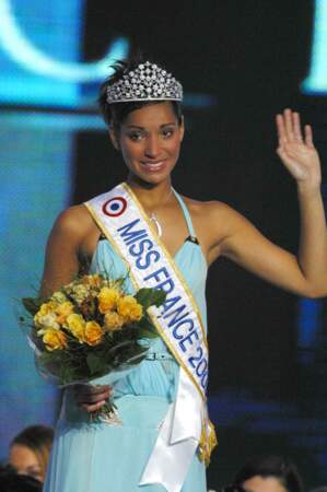 À seulement 19 ans, Cindy Fabre a enfilé l'écharpe de Miss France 2005.