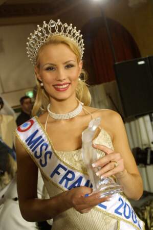 Élodie Gossuin, le sourire aux lèvres, avec sa couronne de Miss France 2001;
