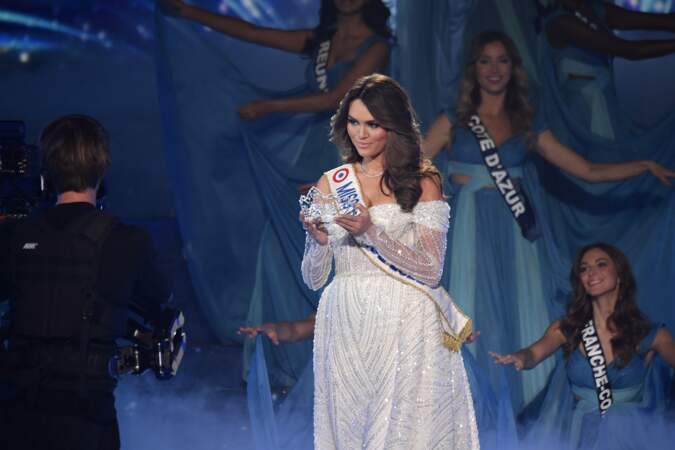 Diane Leyre, Miss France 2022, ouvre le bal en dévoilant la couronne de la future gagnante