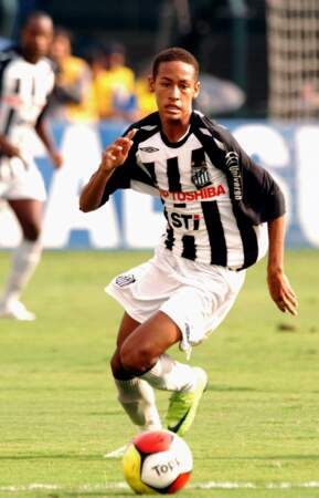 Connu sous le nom de Neymar Da Silva Santos, il performe alors dans la ligue brésilienne