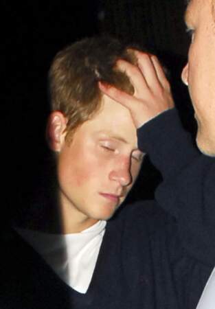 Coup de fatigue pour le prince Harry à la sortie du Cuckoo Club de Londres, le 24 août 2006.