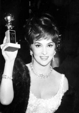 Gina Lollobrigida lève le Golden Globe de meilleure actrice reçu en 1961.