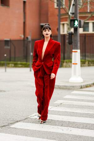 Le mannequin italien Gabrielle Caunesil opte pour le rouge vif