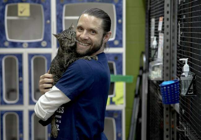 En mai 2019, Danny Pintauro, est technicien vétérinaire pour Austin Pets Alive !