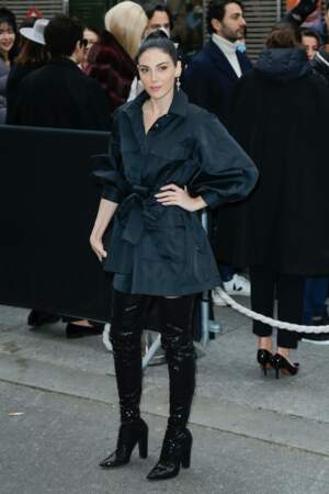 L'actrice Razna Jammal, aperçue dernièrement dans la série Sandman, était également habillée tout en noir pour l'occasion