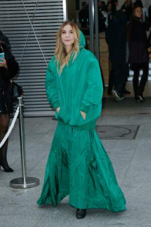 L'actrice Clotilde Courau est arrivée vêtue entièrement de vert pour le défilé