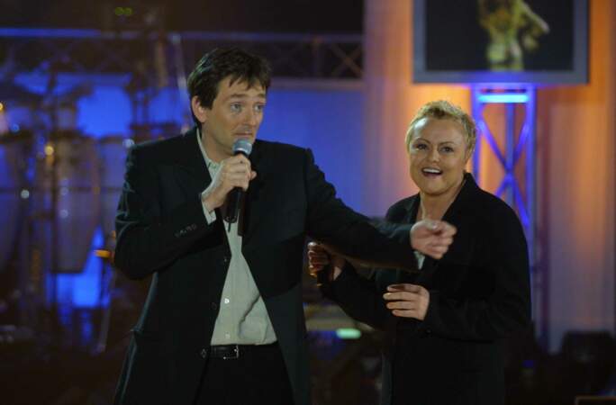 Pierre Palmade et Muriel Robin en pleine prestation lors d'une émission spéciale sur Dalida en 2002.