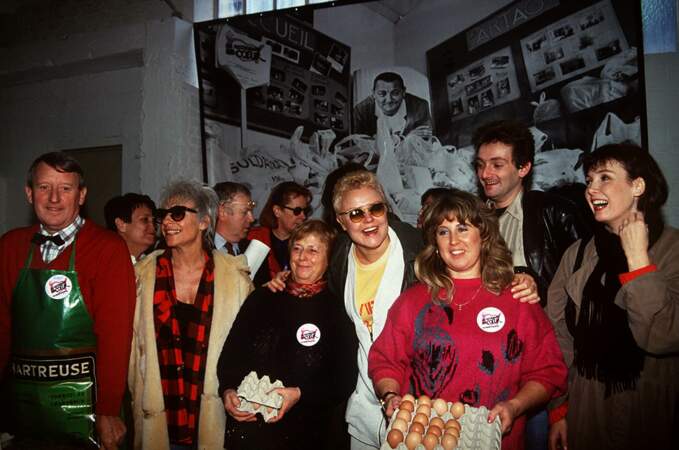 Pierre Palmade et ses camarades mobilisés pour l'ouverture des Restos du cœur 1993.