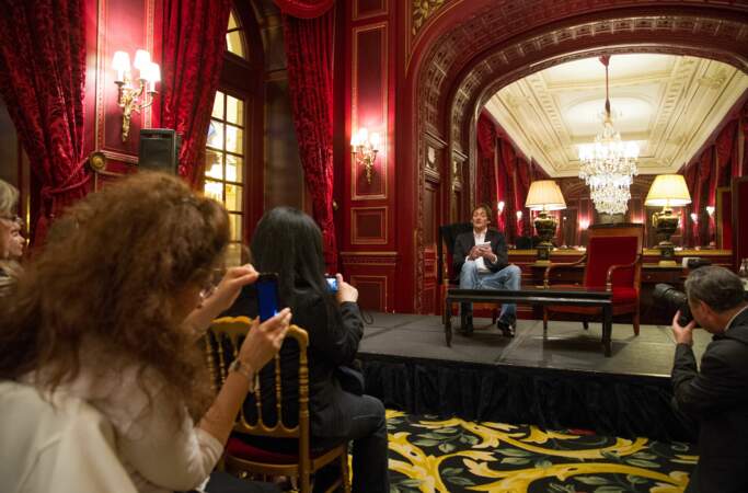 Pierre Palmade en pleine lecture à  l'hôtel InterContinental à Paris dans le cadre de la célébration du mois de la littérature  en 2012.