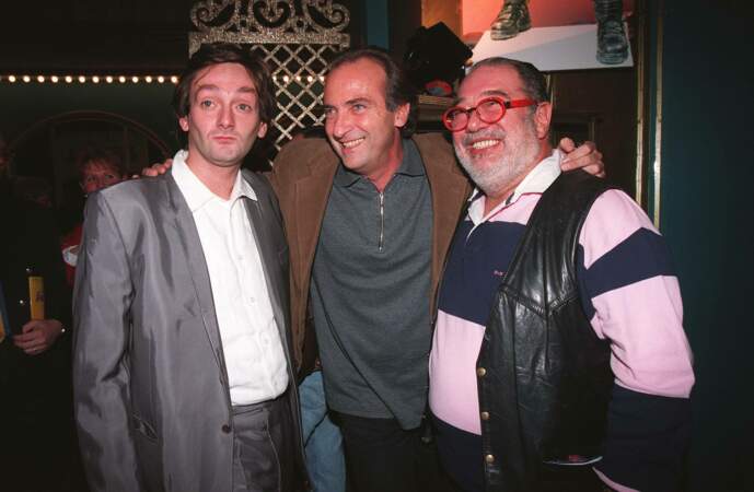 Pierre Palmade entouré de ses amis Yves Lecoq et Carlos pour la représentation du spectacle La Fièvre des années 80, en 1998.