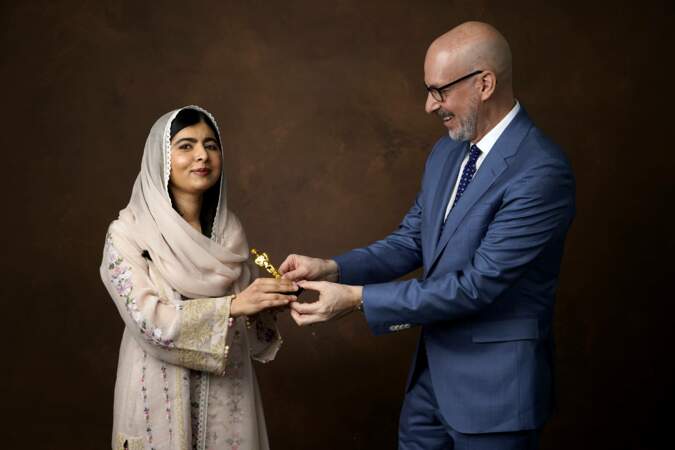 Malala Yousafzai, prix Nobel de la Paix, est une habituée des récompenses. Mais elle n'avait encore jamais reçu une statuette miniature des mains de Joshua Seftel ! 