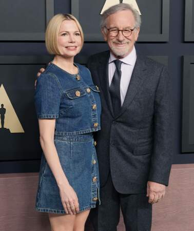 Michelle Williams, toute de jean vêtue, et Steven Spielberg, en costume classique. Modernité VS tradition !