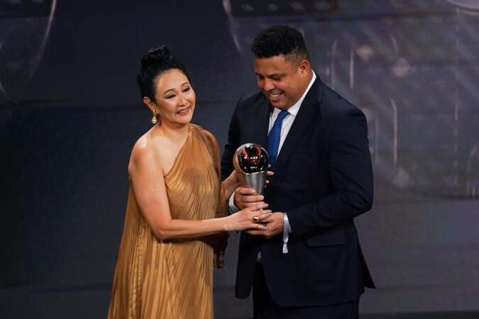 Ronaldo remet un prix d'honneur à Marcia Aoki, la femme de Pele pour l'incroyable carrière du footballeur
